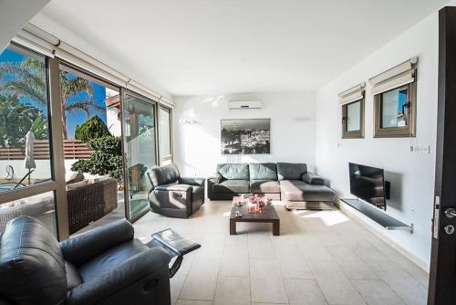 Villa Aloriti Enas - Stunning 3 Bedroom Ayia Thekla Villa with Private Pool - Close to the Beach - image 5