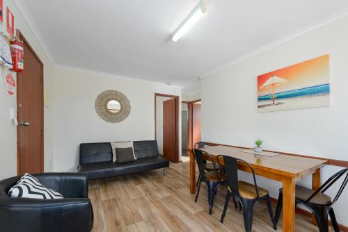 2 bedrooms, 4 beds