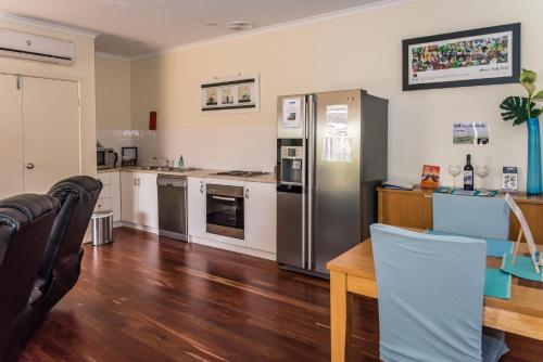 ห้องครัว, แมคลาเร็น เวล สตูดิโอ อพาร์ตเมนต์ (McLaren Vale Studio Apartments) in แมคลาเรนเวล