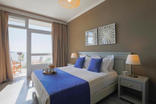 1 king bed, 2 sofa beds