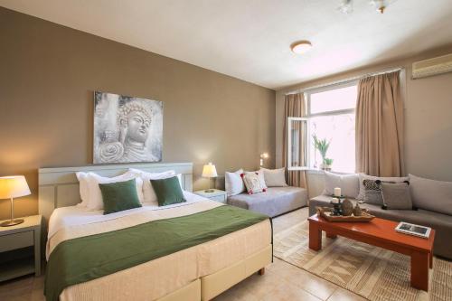 1 queen bed, 2 twin beds