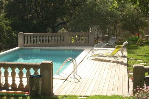 Demeure traditionnelle en pierre avec piscine