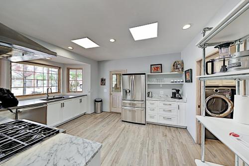 Lovely Home on Old Santa Fe Trail - Private Hot Tub home - image 5