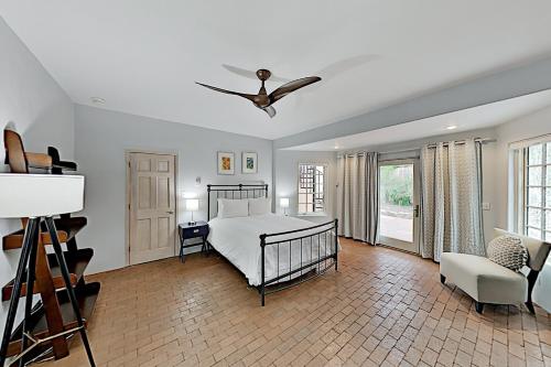 Lovely Home on Old Santa Fe Trail - Private Hot Tub home - image 6