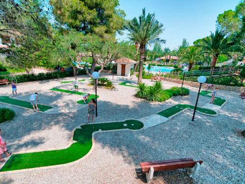 Mini golf pálya, Mobile Homes by KelAir at Playa Montroig Camping Resort in Sant Miquel de Mont-Roig
