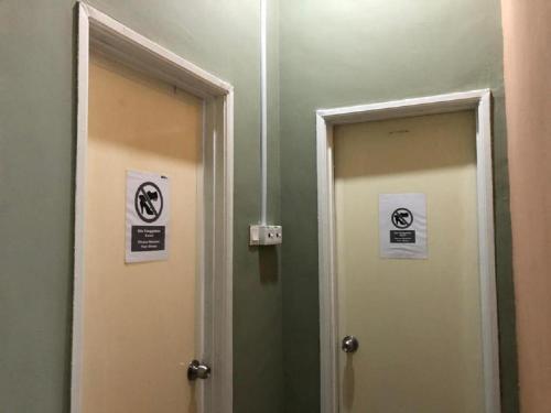 NY TROPICAL BACKPACKERS in เดซารู