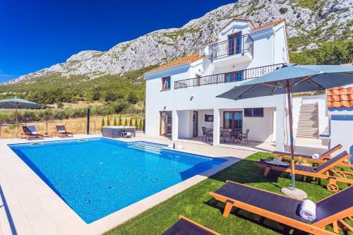 Villa Flora with a 53 sqm private pool with Cinema room with projector and 4 en-suite bedrooms - image 6
