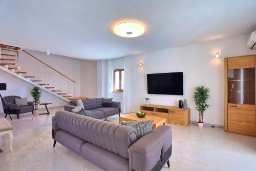 Villa Flora with a 53 sqm private pool with Cinema room with projector and 4 en-suite bedrooms - image 3