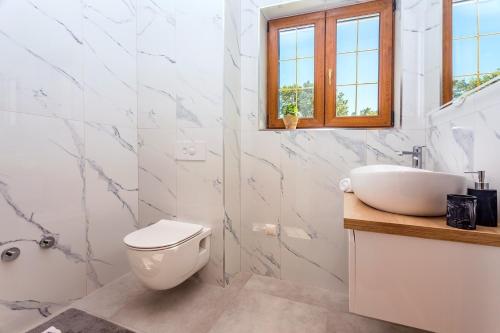 Villa Flora with a 53 sqm private pool with Cinema room with projector and 4 en-suite bedrooms - image 12