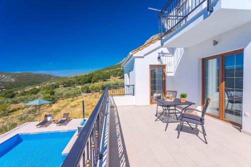 Villa Flora with a 53 sqm private pool with Cinema room with projector and 4 en-suite bedrooms - image 14