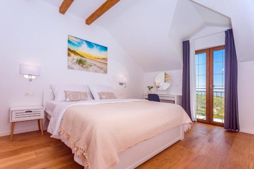 Villa Flora with a 53 sqm private pool with Cinema room with projector and 4 en-suite bedrooms - image 10