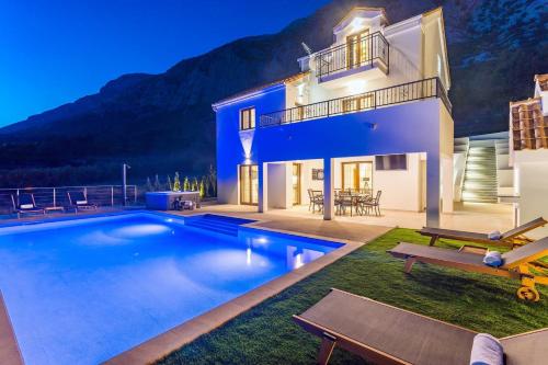 Villa Flora with a 53 sqm private pool with Cinema room with projector and 4 en-suite bedrooms - image 4