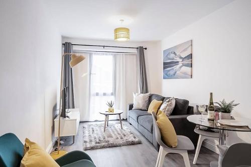 Modern 2 Bedroom Town Center Apartment, Cheltenham, Gloucestershire