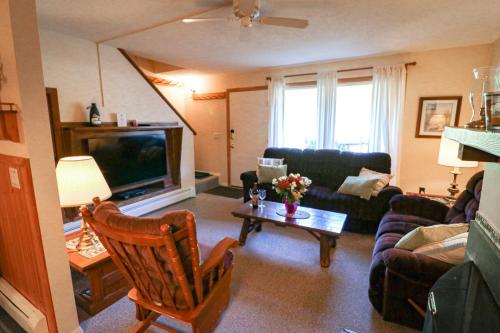 Quaint Condo 5 minutes to the ski slopes Valley Park D1 in Killington, USA