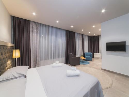 Luxury Villa Trogir 3 with private pool jacuzzi and gym by the beach on Ciovo - Okrug Donji - image 12