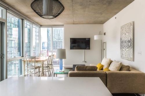 2BR Brand New Executive Luxury Suite w/ Rooftop Pool Gym and Balcony by ENVITAE - main image