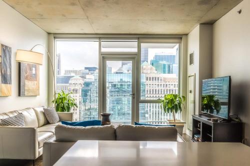 2BR/2BA Brand New Executive Luxury Suite w/ Rooftop Pool Gym and Balcony by ENVITAE - main image
