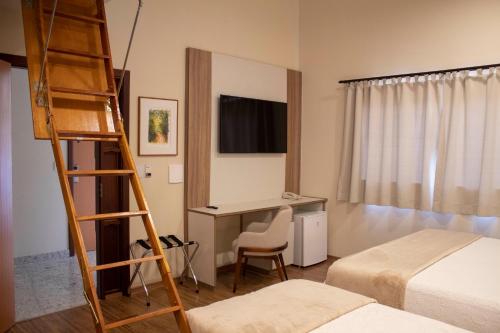 1 queen bed, 2 twin beds