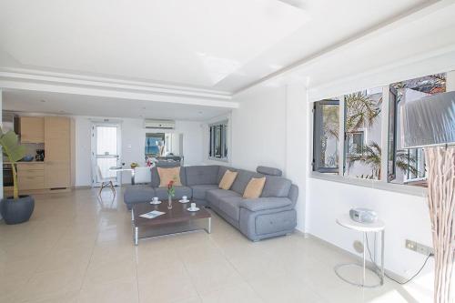 Villa Adaman - Stunning 3 Bedroom Seafront Villa with Pool - Close to the Beach