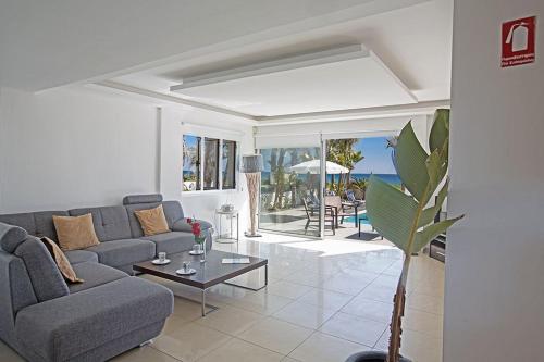 Villa Adaman - Stunning 3 Bedroom Seafront Villa with Pool - Close to the Beach