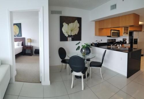 Luxury High Rise Condo by The Biscayne Bay - image 2