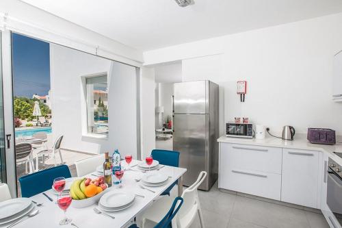 Villa Ochosto Helios - Beautiful 5 Bedroom Protaras Villa - Walking Distance to Fig Tree Bay Beach - image 7