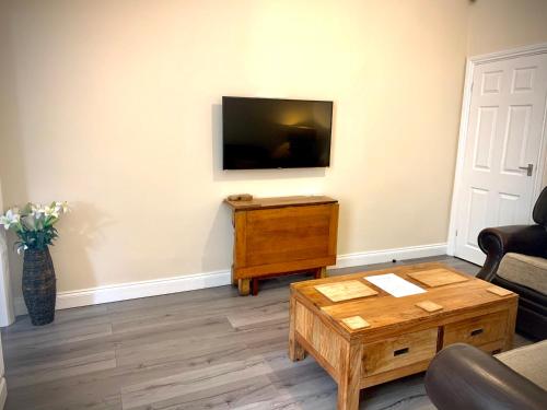 Milburn Cottage 2- Luxury Accommodation - Tap to explore photos