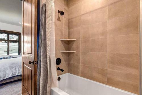 Pristine Condo on Golf Course and Walk To Gondola - image 2
