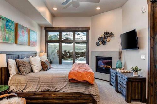 Pristine Condo on Golf Course and Walk To Gondola - image 4