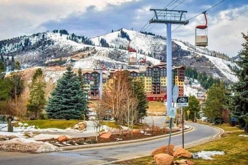 Pristine Condo on Golf Course and Walk To Gondola - image 5