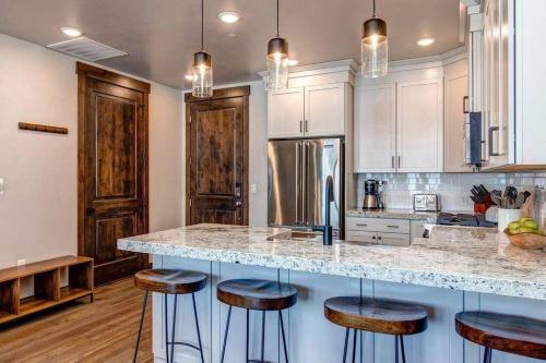 Pristine Condo on Golf Course and Walk To Gondola - image 6