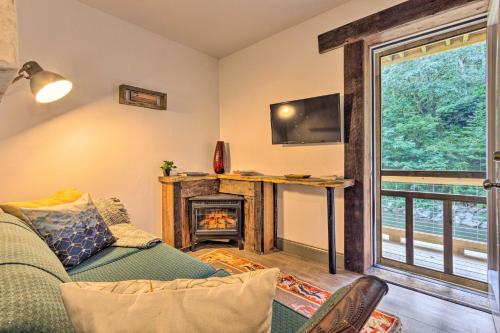 Renovated Burnsville Retreat with Deck and River Views - Apartment - Burnsville