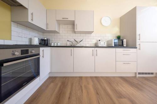 Apartment 1 Isabella House Aparthotel By RentMyHouse - image 13