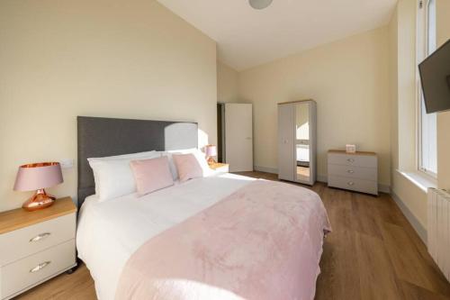 Apartment 1 Isabella House Aparthotel By RentMyHouse - image 10