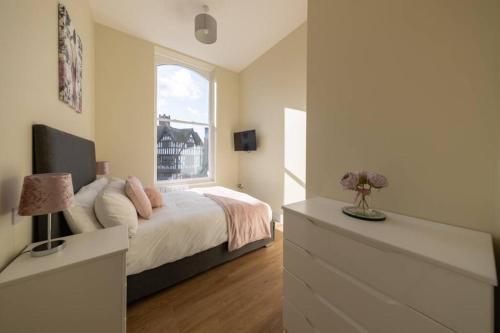 Apartment 1 Isabella House Aparthotel By RentMyHouse - image 11