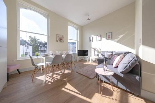 Apartment 1 Isabella House Aparthotel By RentMyHouse - image 9