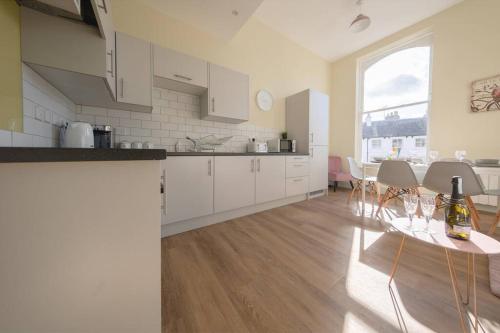 Apartment 1 Isabella House Aparthotel By RentMyHouse - image 3