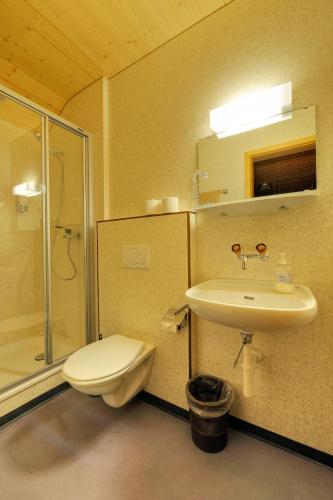 Budget Twin Room with Shared Bathroom