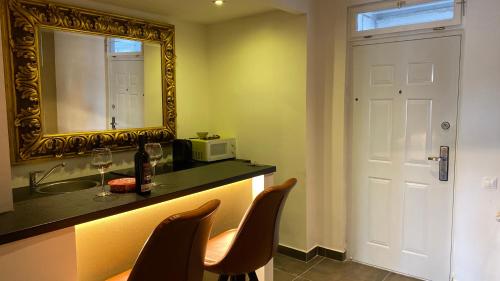Enzo Capo Suites Down Town - image 13