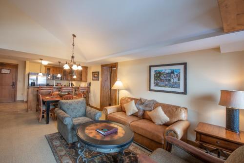 Top Floor 2 bedroom Condo in Mountaineer Square- Slopeside condo thumb 3
