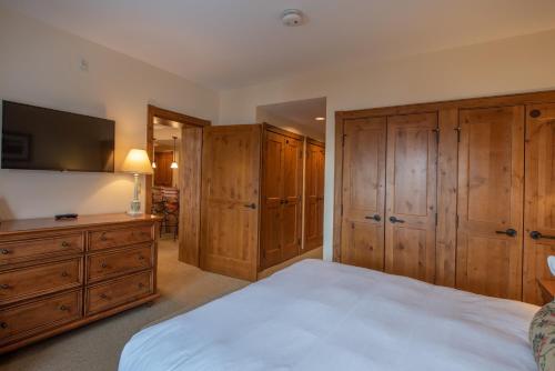 Top Floor 2 bedroom Condo in Mountaineer Square- Slopeside condo detail
