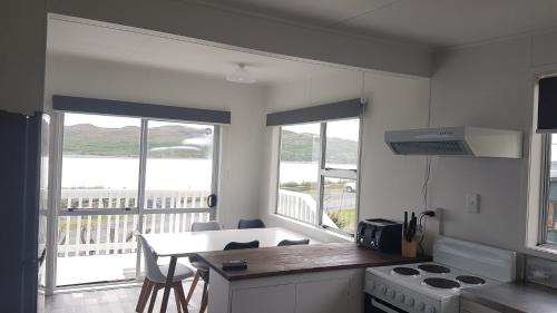Dapur, Karoro the beach front bach with views to die for! in Otorohanga