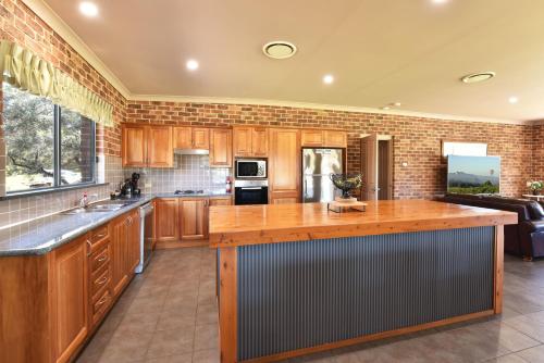 Hunter Valley Vineyard Large Family Farm Houses - Ironstone Estate Lovedale