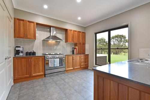 Hunter Valley Vineyard Large Family Farm Houses - Ironstone Estate Lovedale