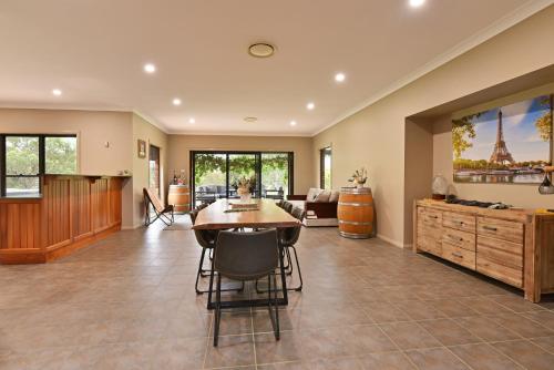 Hunter Valley Vineyard Large Family Farm Houses - Ironstone Estate Lovedale