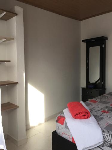 Habitación privada en casa de familia cerca del CC VIVA Envigado