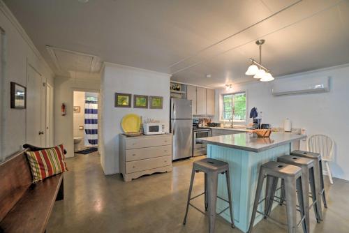 Kentucky Lake Cabin with Private Dock and Fire Pit in New Concord, USA