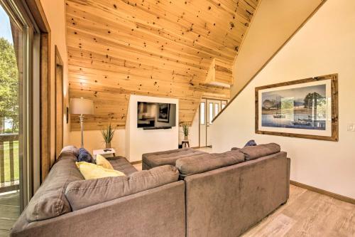 Rock River Waterfront Cabin Dock and Game Room! in Milton, USA