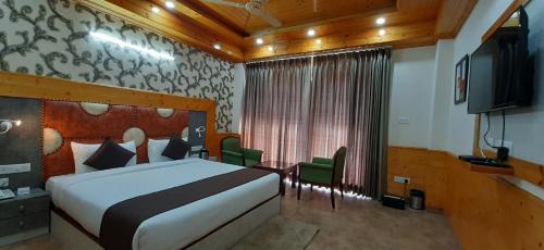 Hotel White