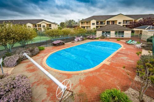 Swimming pool, Pet Friendly Home - Pool & Parking - Tennis Court in Watson